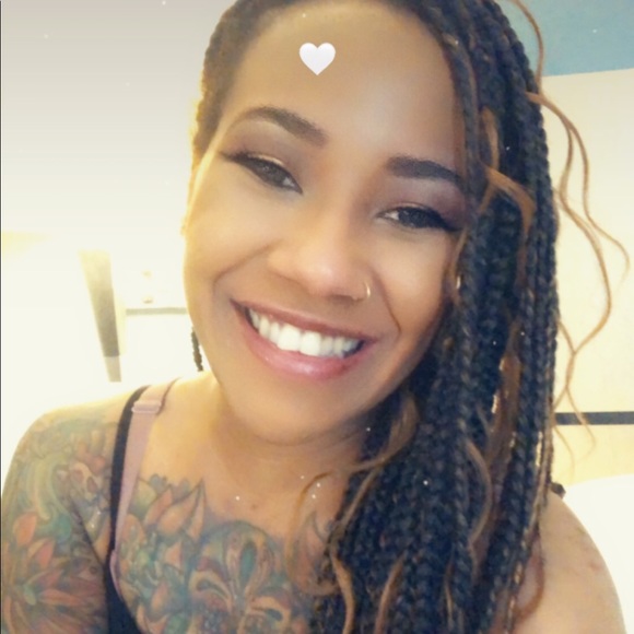 Meet your Posher, Courtney - Picture 1 of 1